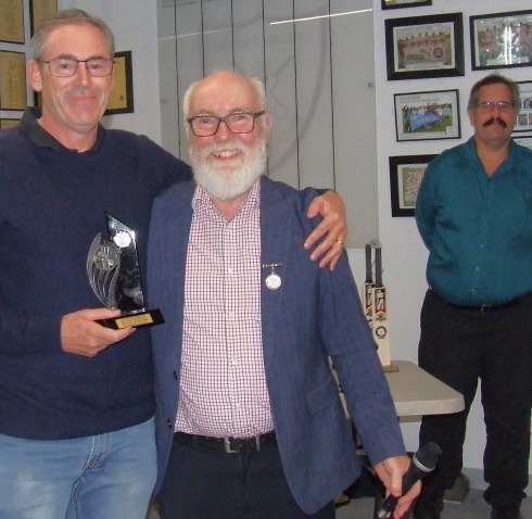 James Smith (left) receives his batting award from Fifths captain Allan Cumming, with MC Brendan "Jonty" Rhodes looking on. James Smith (left) receives his batting award from Fifths captain Allan Cumming, with MC Brendan "Jonty" Rhodes looking on.